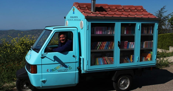 The teacher and the “bibliomotocarro” ape put wheels on books